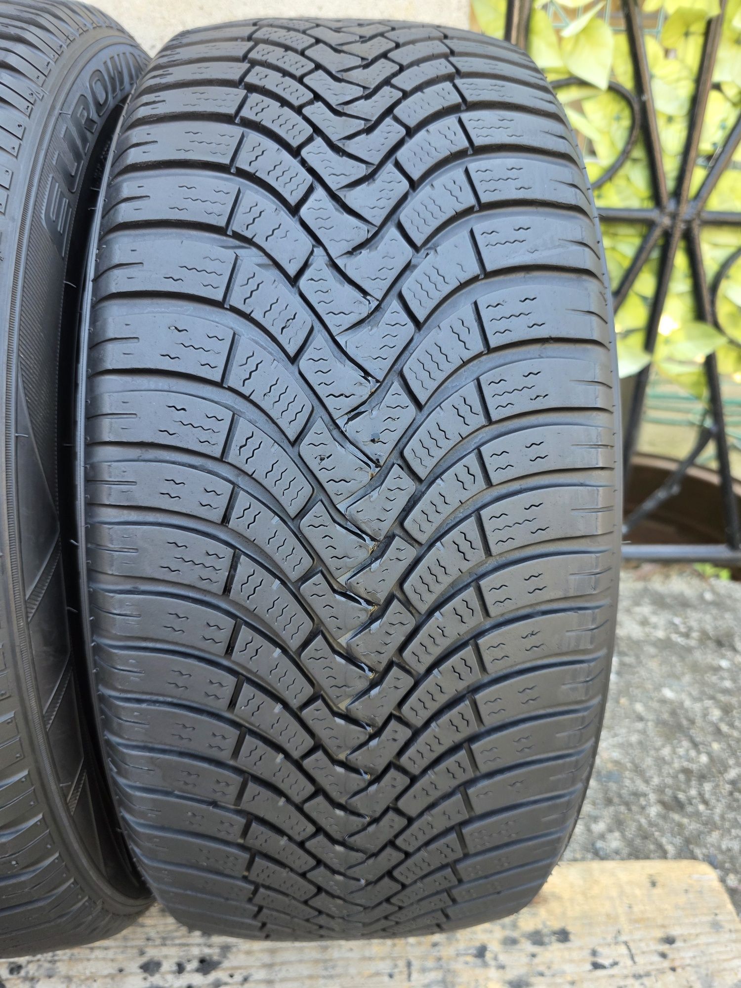 Vând patru anvelope de iarna falken 215 50 17 dot 2121