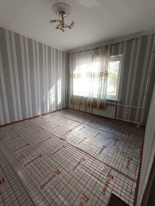 Продаётся 3х ком квартира в чирчике 3 мкн 1 этаж дом кирпичный