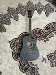 Gitara akustika .
