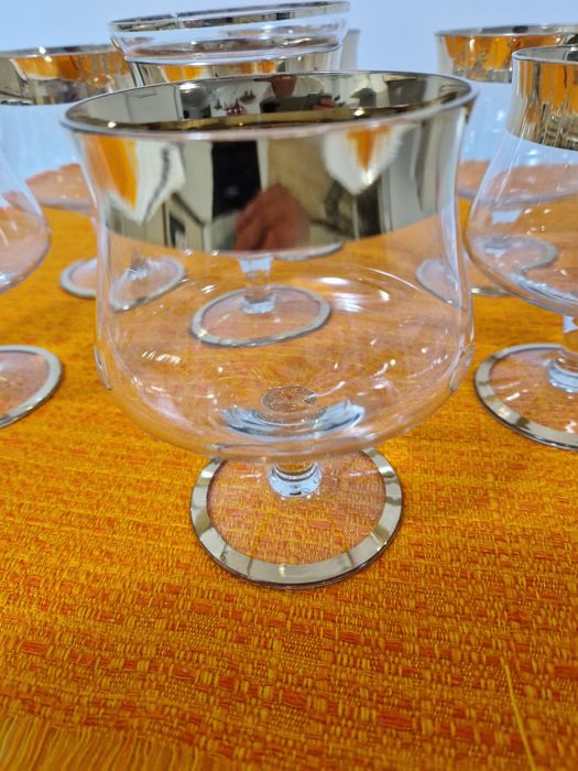 Cupe înghețată cu picior și suport de sos