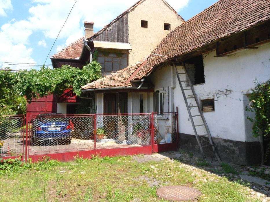 Gospodarie saseasca in sat Bunesti, judet Brasov. Drumul spre Viscri