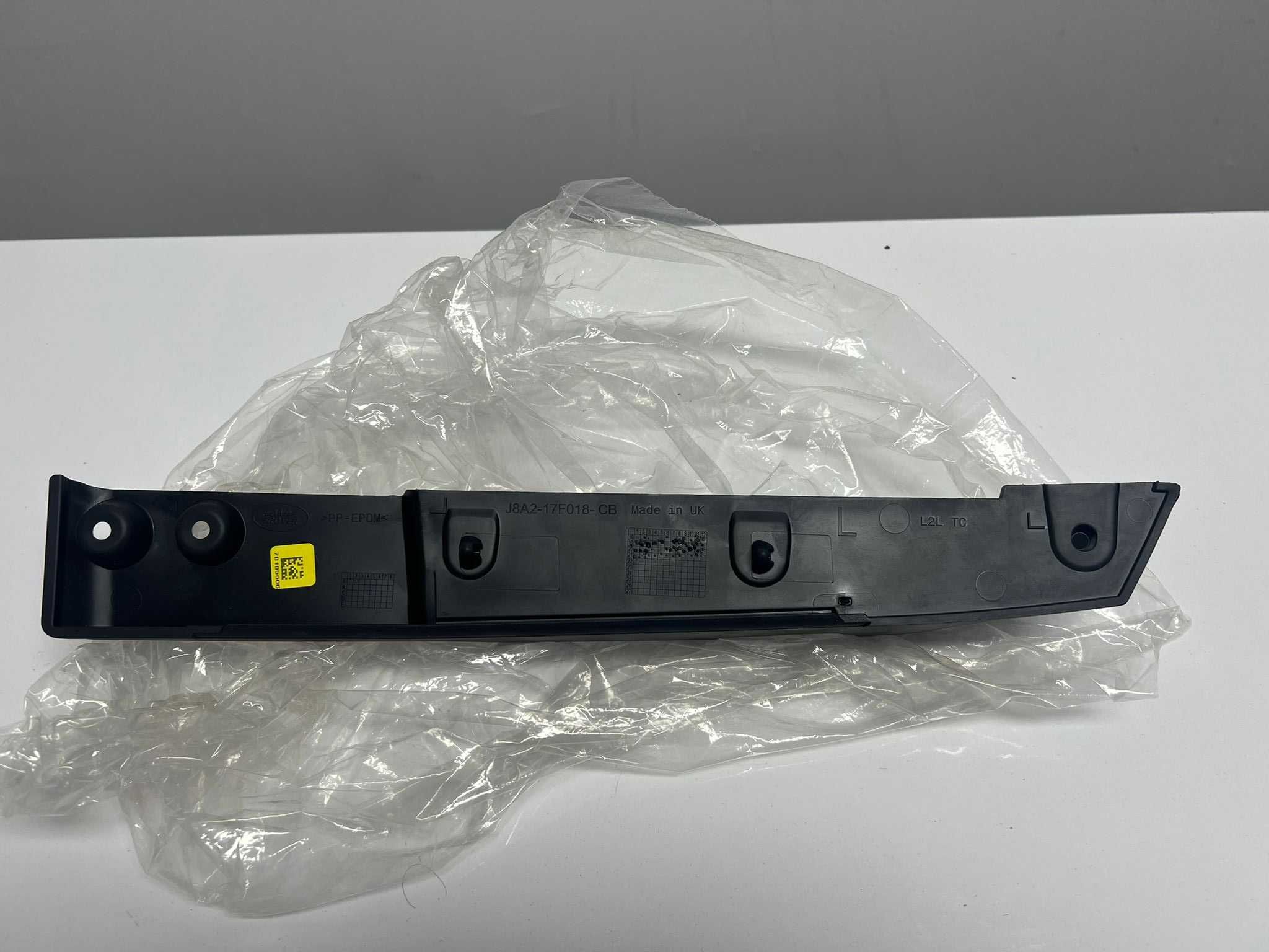 Range Rover Velar Deflector aer stg bara fata J8A2-17F018-CB LR111537