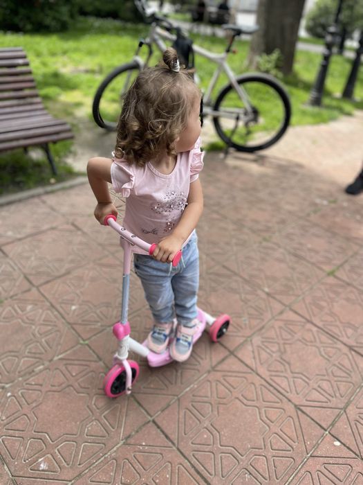 Trotineta roz fetita cu unicorn