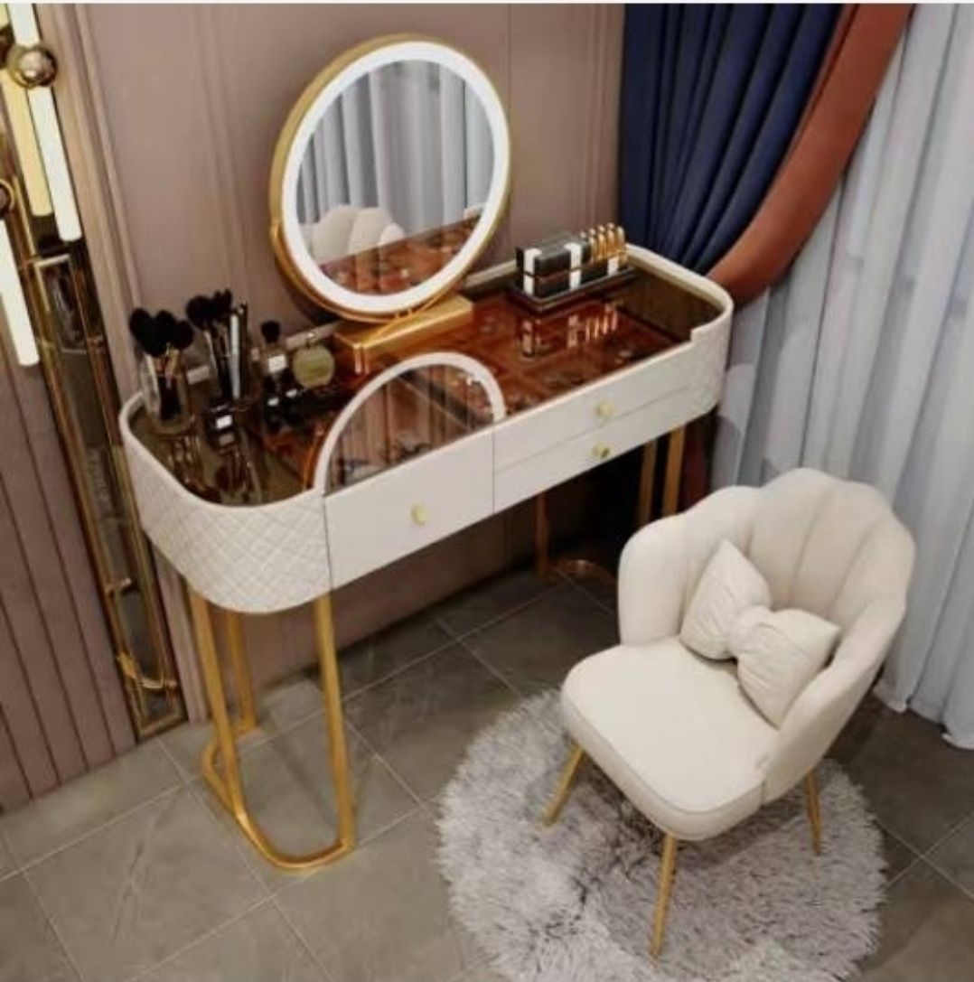 Туалетный столик, стул, зеркало
