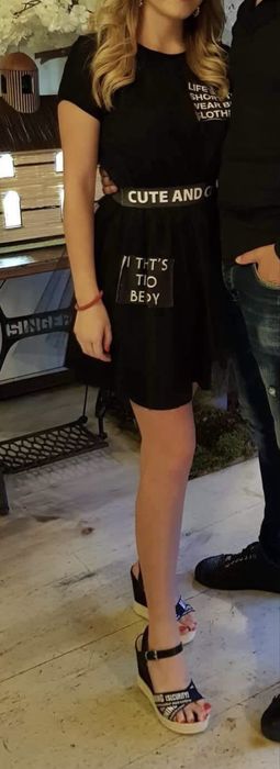 Рокля с надписи къса