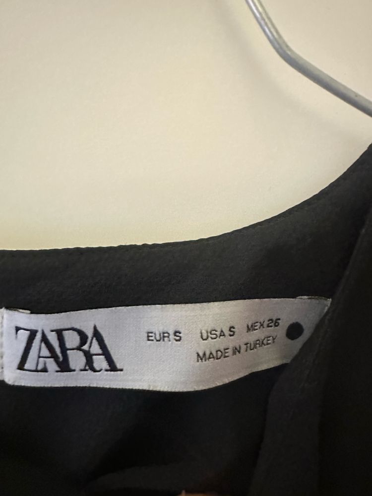 Черна плисирна рокля zara
