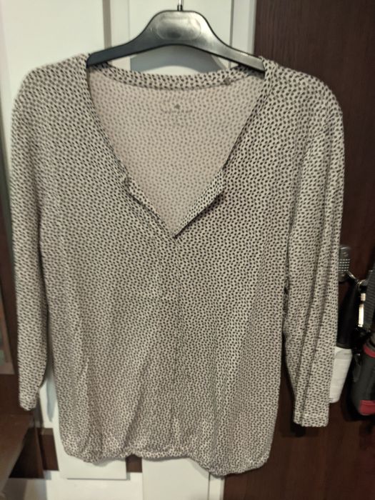 Bluze damă șapte bucăți .de la  10 lei la 15 lei.