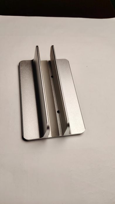 Вертикальный держатель для ноутбука