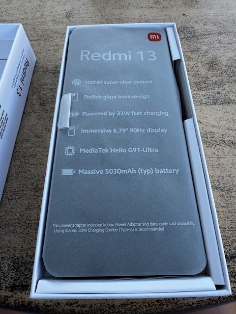 Продавам чисто нов Redmi 13 Midnight Black – 6GB RAM / 128GB ROM