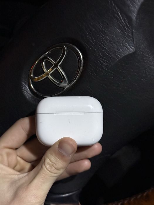 Продаю оригинальные наушники Эйр подс  в хорошем состоянии