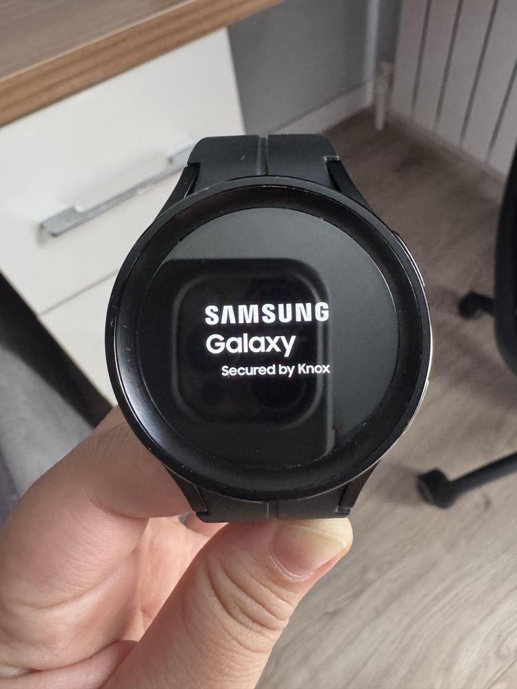 apple watch series 6 44 samsung galaxy watch 5 pro
