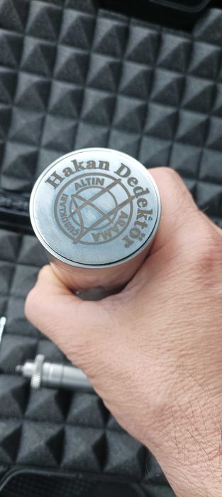 Насочващ уред за търсене на злато и кухини.