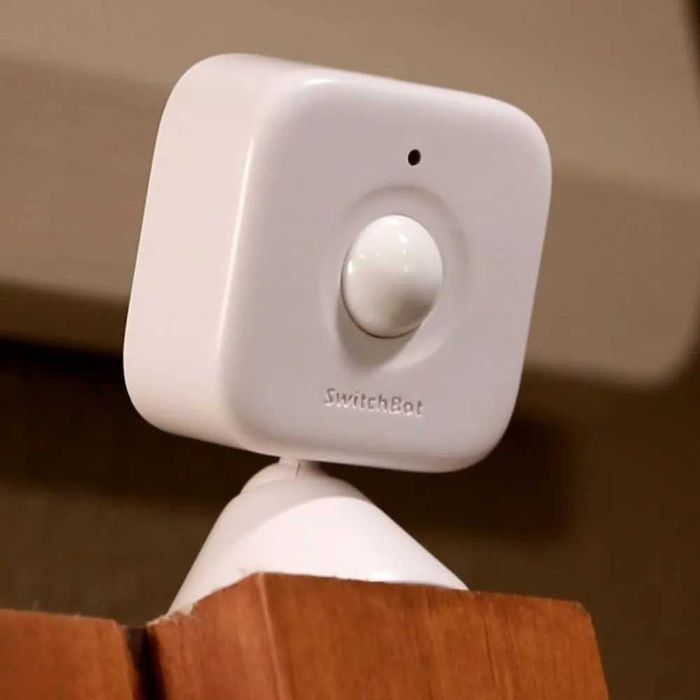 SwitchBot Motion Sensor – Интелигентен Сензор за Движение и Светлина