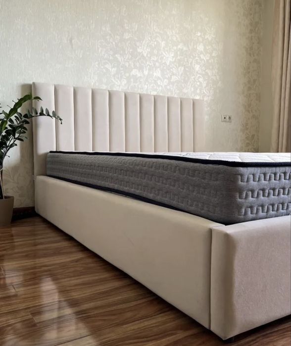 Двуспальная кровать