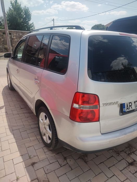 Vând Volkswagen Touran