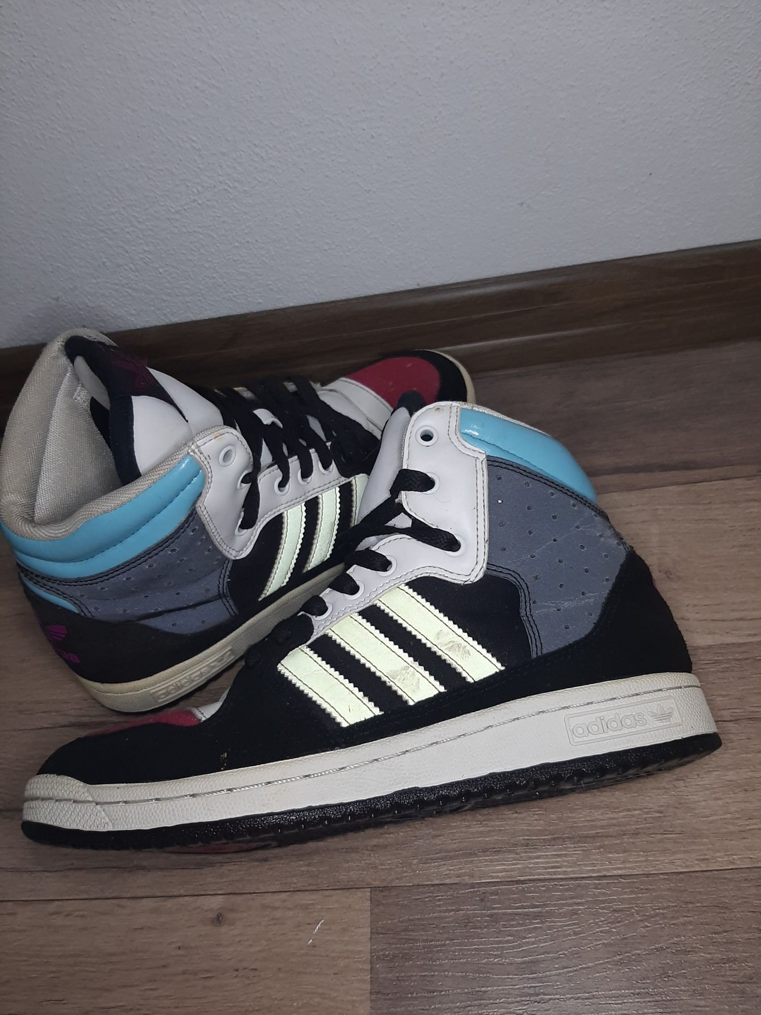 Adidași     Adidas