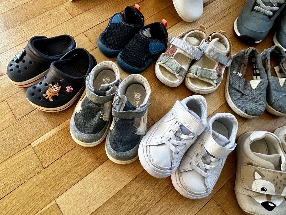 Детски обувки, сандали и мсратонки 18-23номер и спални чувалчета.
