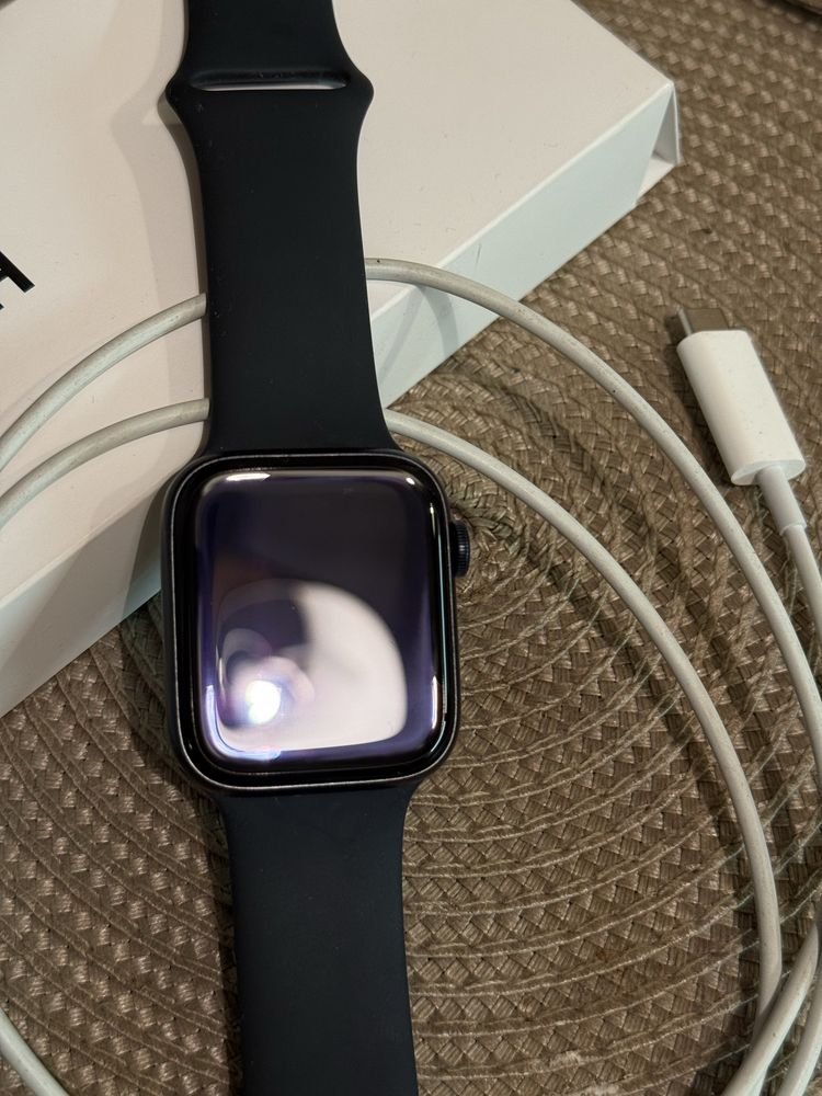 Apple Watch SE 44mm с гаранция до декември 2026 г.