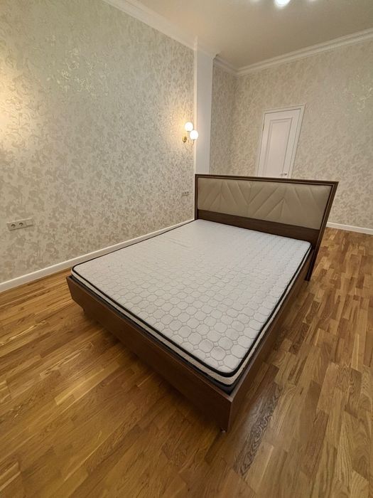 Продаю кровать в идеальном состоянии  размер 174 на 205 см. 35 тыс.