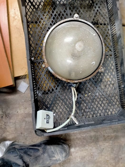 Плафон в гараж в баню или на улицу в хорошем состоянии