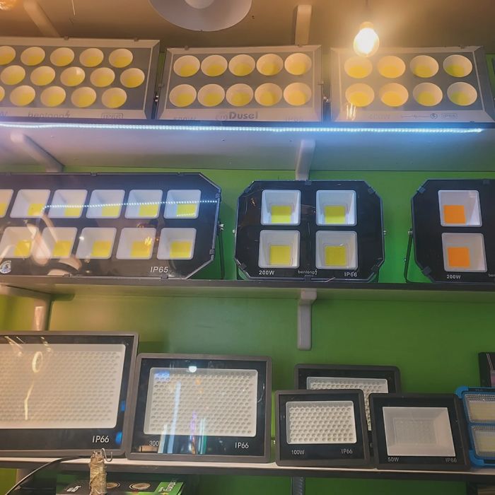 Led projektor turli xillar va turli Vattda ishlay oladiganlari bor