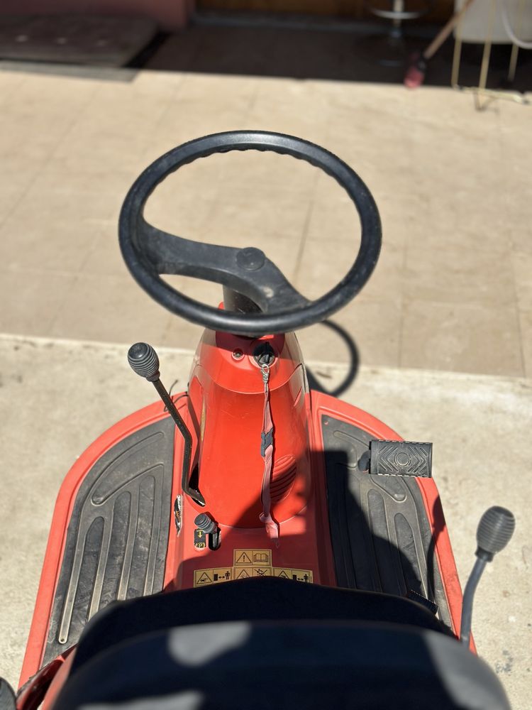 Tractoras tuns gazon Sabo