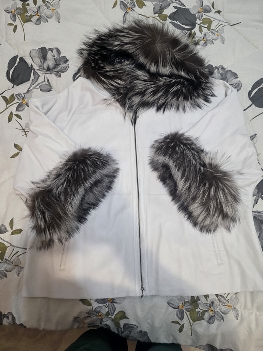 Продавам бяло яке , естествена кожа с гарнитура от сребърна лисица