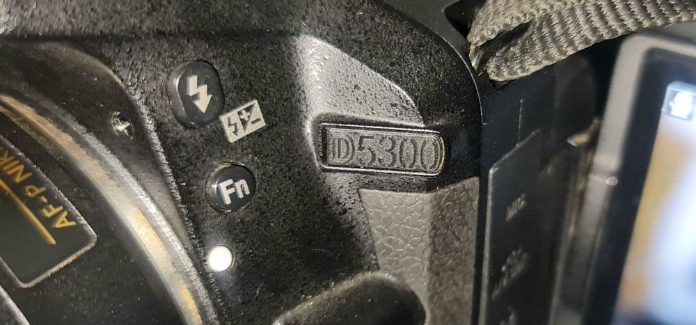 Nikon D5300 + obiectiv + blitz+2 baterii+filtre+curea–Pachet complet