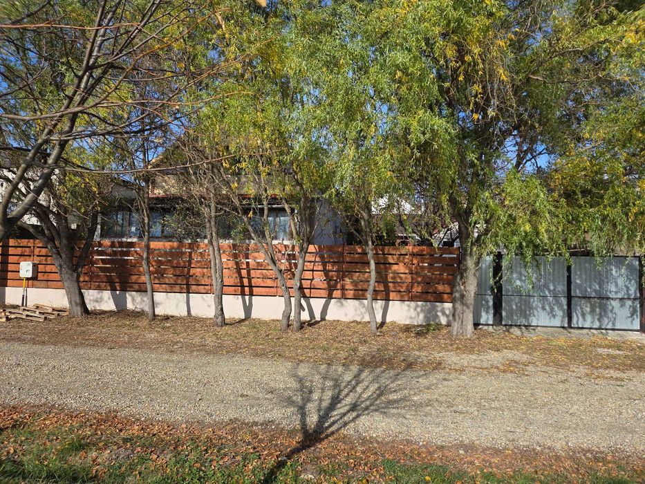 Casă cu front stradal la lacul din Paleu