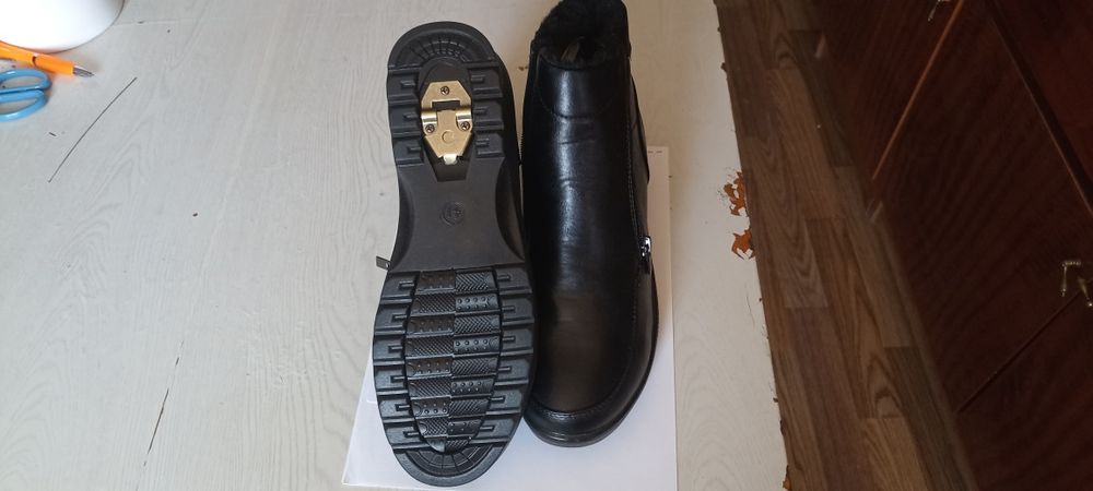 Полусапожки новые внутри мех фабричный Китай размер 41 фирма Zenden