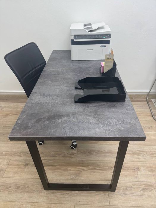 Офисная мебель: столы, полка, стулья