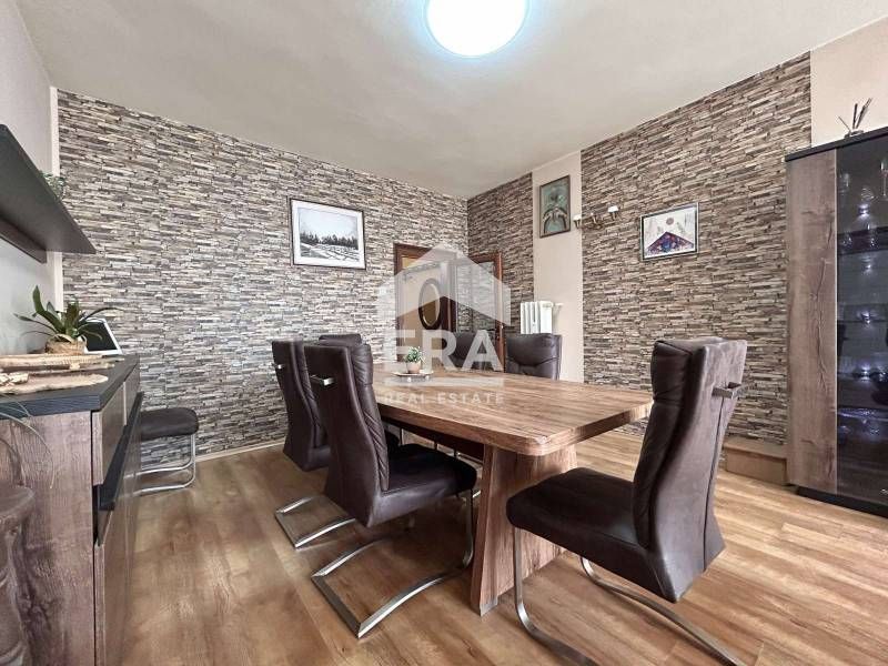 Продава се Четиристаен апартамент в София, Център - 106 кв.м за 4057 €/кв.м - Снимка #2