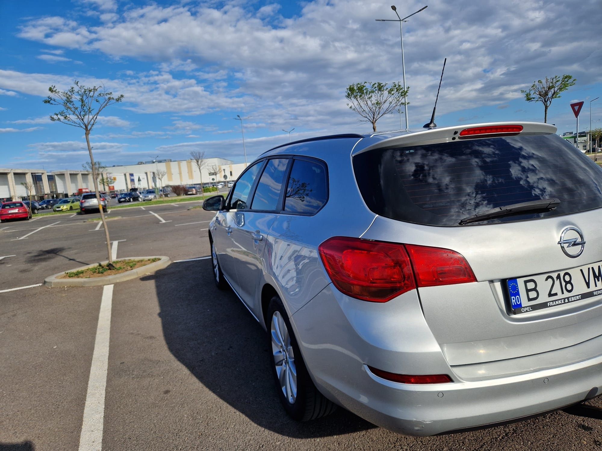 Vînd Opel Astra j 2011