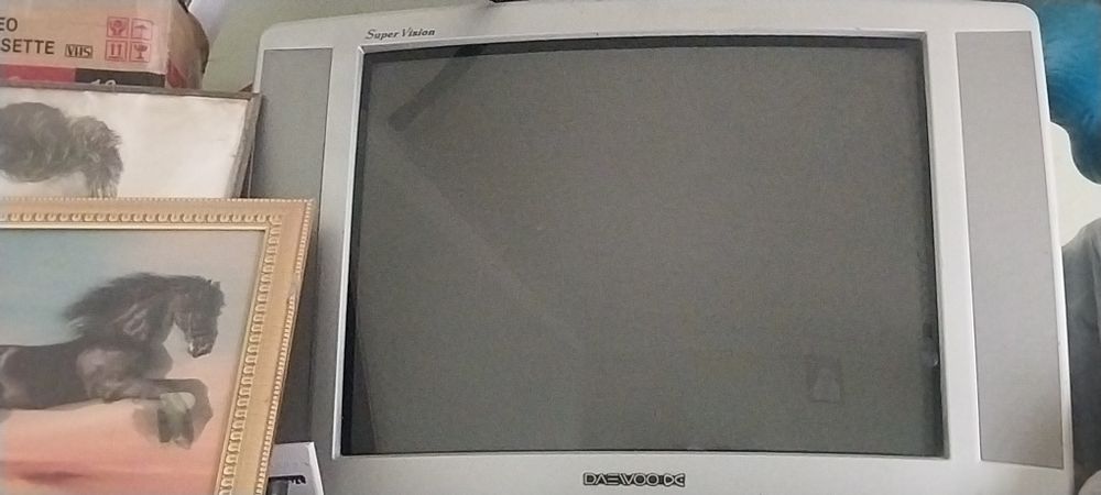 Televizor srochna sotiladi