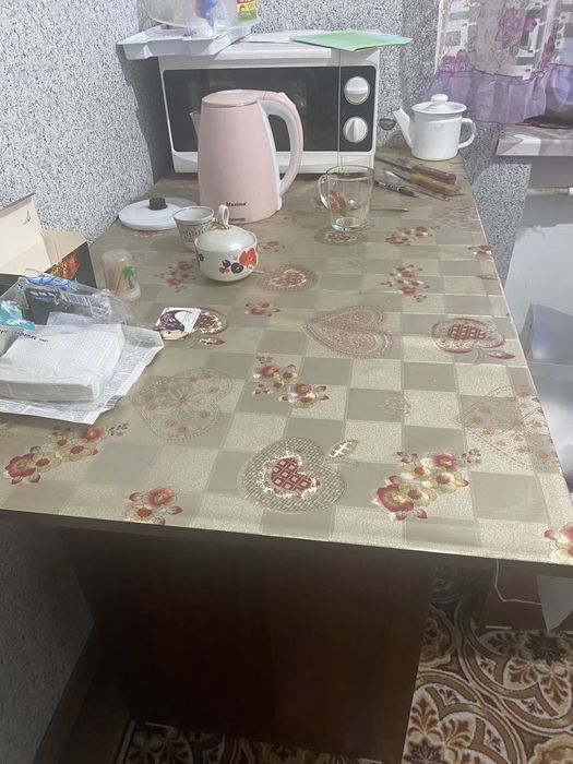 Продам кухонный стол и прихожная в хорошем состоя