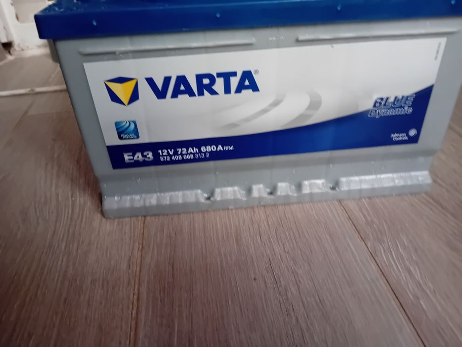 Vând acumulator auto Varta de 74  ah