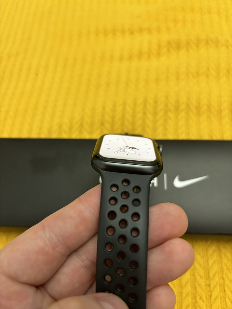 Apple watch SE 44 mm, Nike edition