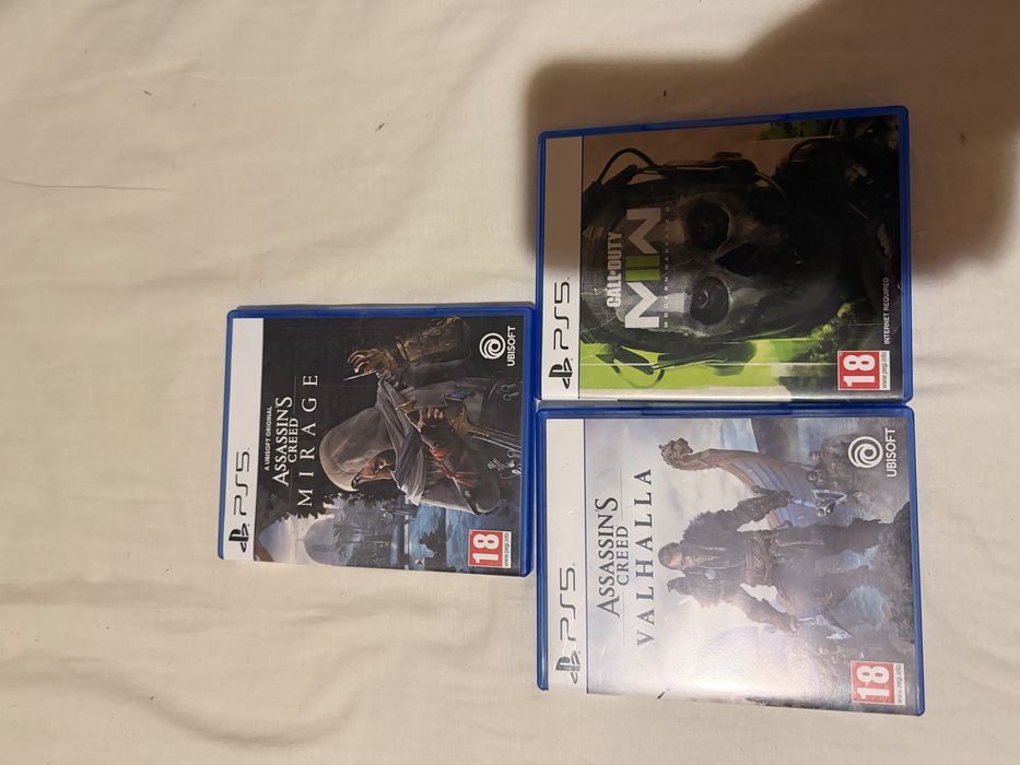 Vind Playstation 5 plus 3 jocuri,  in stare foarte buna.