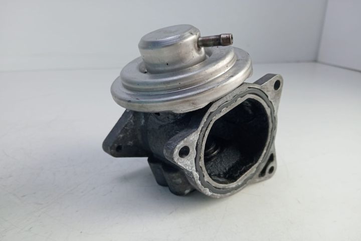 Supapa EGR  038129637D Volkswagen VW Jetta a 5-a generatie seria