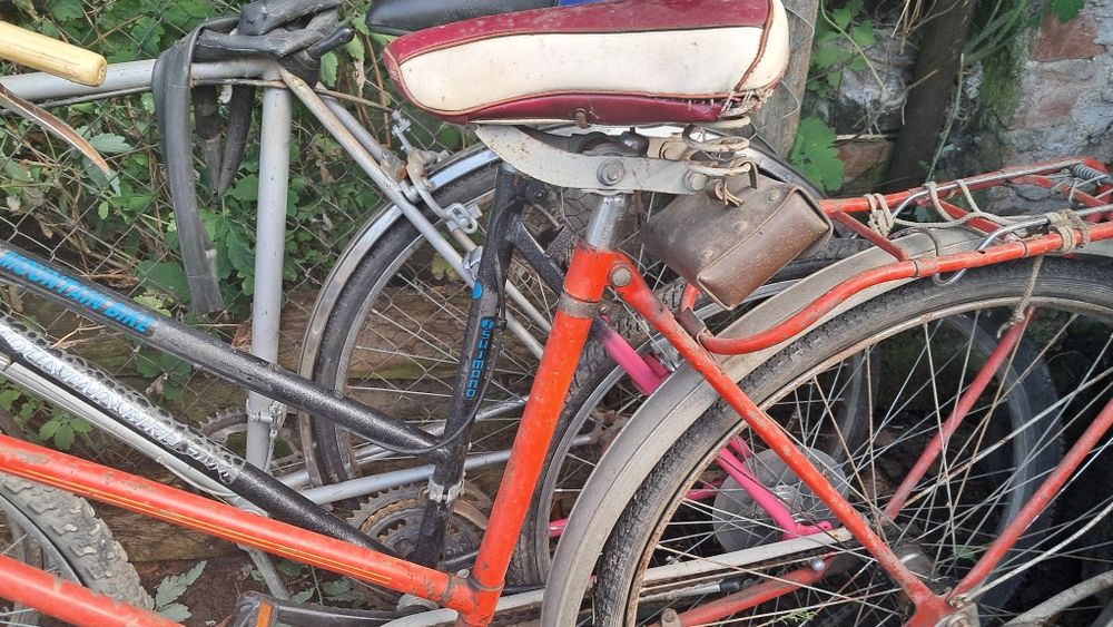 Vând 2 biciclete 80.lei buc.