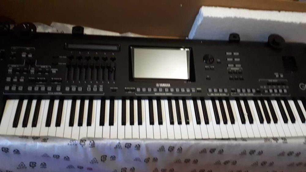 Yamaha Genos синтезатор