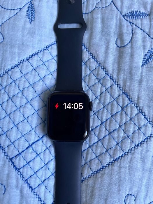 Продам Apple Watch SE
