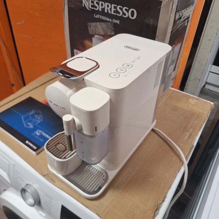 Кафе машина Nespresso Delonghi Lattissima One