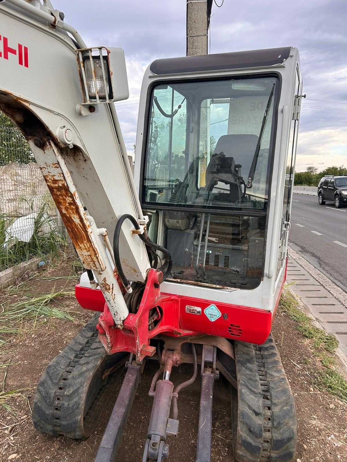 Mini-excavator Takeuchi 2.8 tone – 2008 – 3600 ore – Gata de lucru