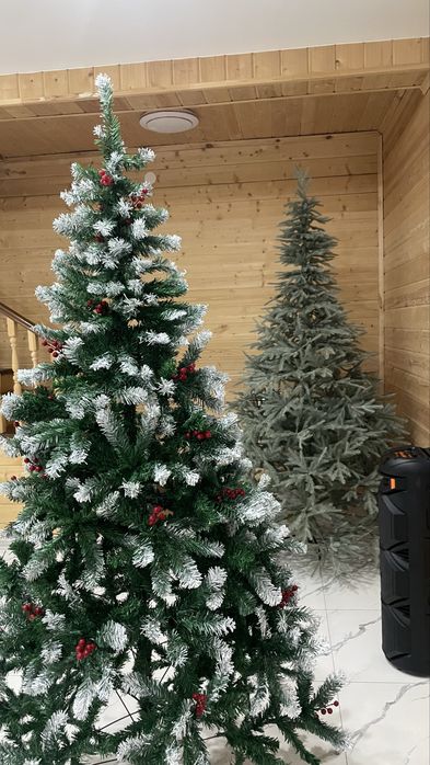 Елка новая с ягодами и шишками