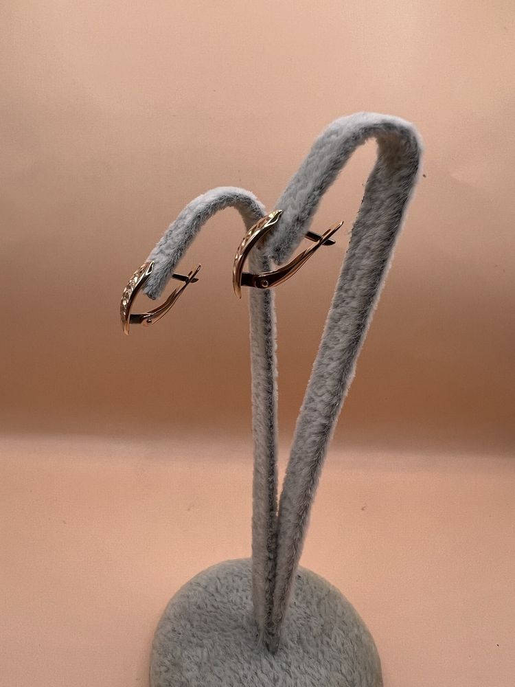 Продам золотые серьги .