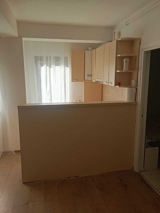 Închiriez apartament 3 camere + 1 loc pt. parcare exterioară