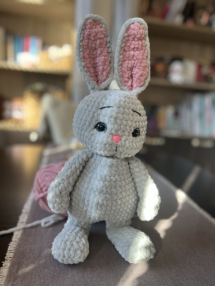 Зайче плетена играчка