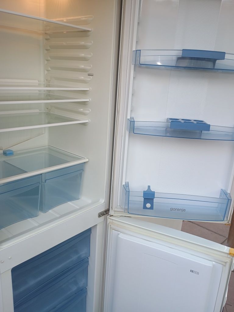 Frigider cu congelator alb clasă AA Vortex