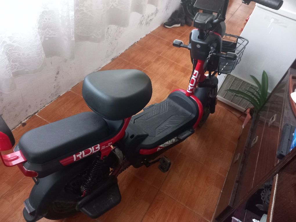 Moped cu Motor Electric , model G60 , 240W , baterie 48V 20Ah , Roșu